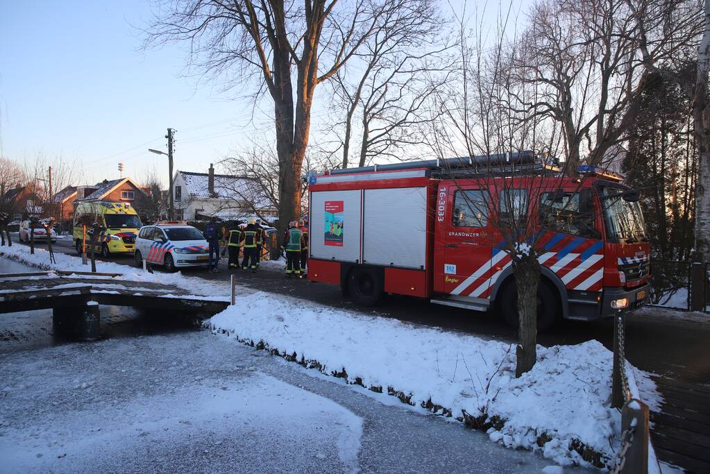 Schaatser zakt door dunne ijs