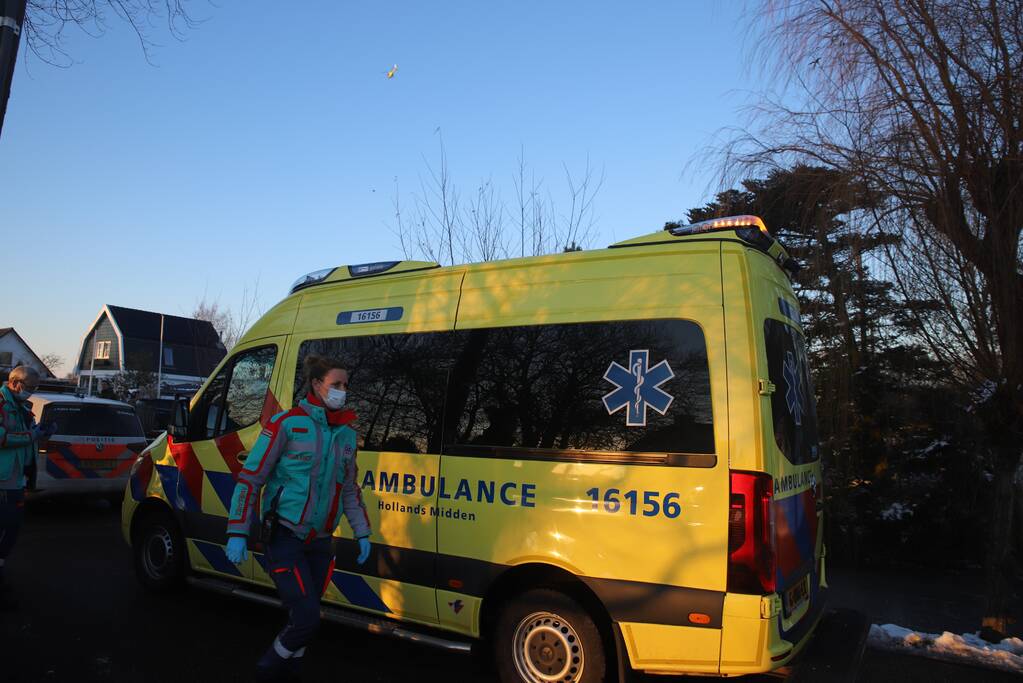 Schaatser zakt door dunne ijs