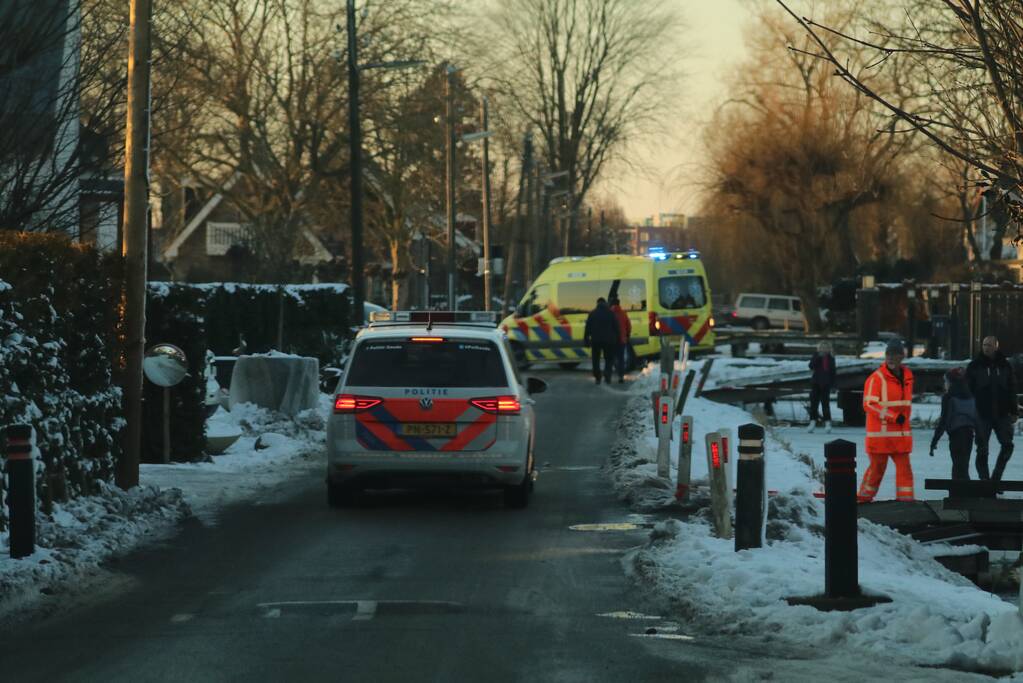 Schaatser zakt door dunne ijs