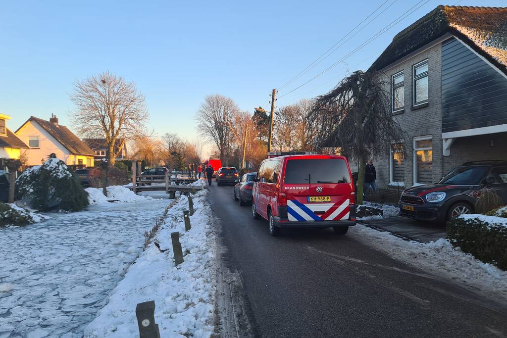 Schaatser zakt door dunne ijs