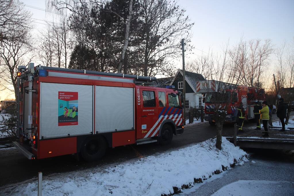 Schaatser zakt door dunne ijs