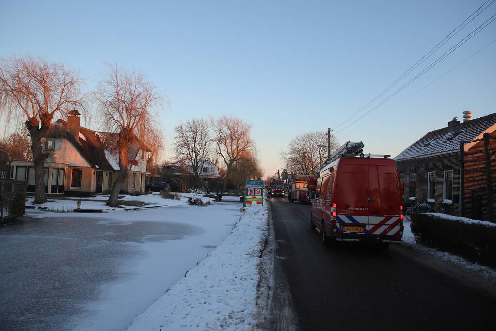 Schaatser zakt door dunne ijs