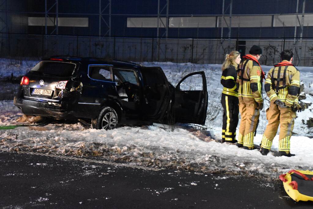 Auto schiet door het ijs na ongeval