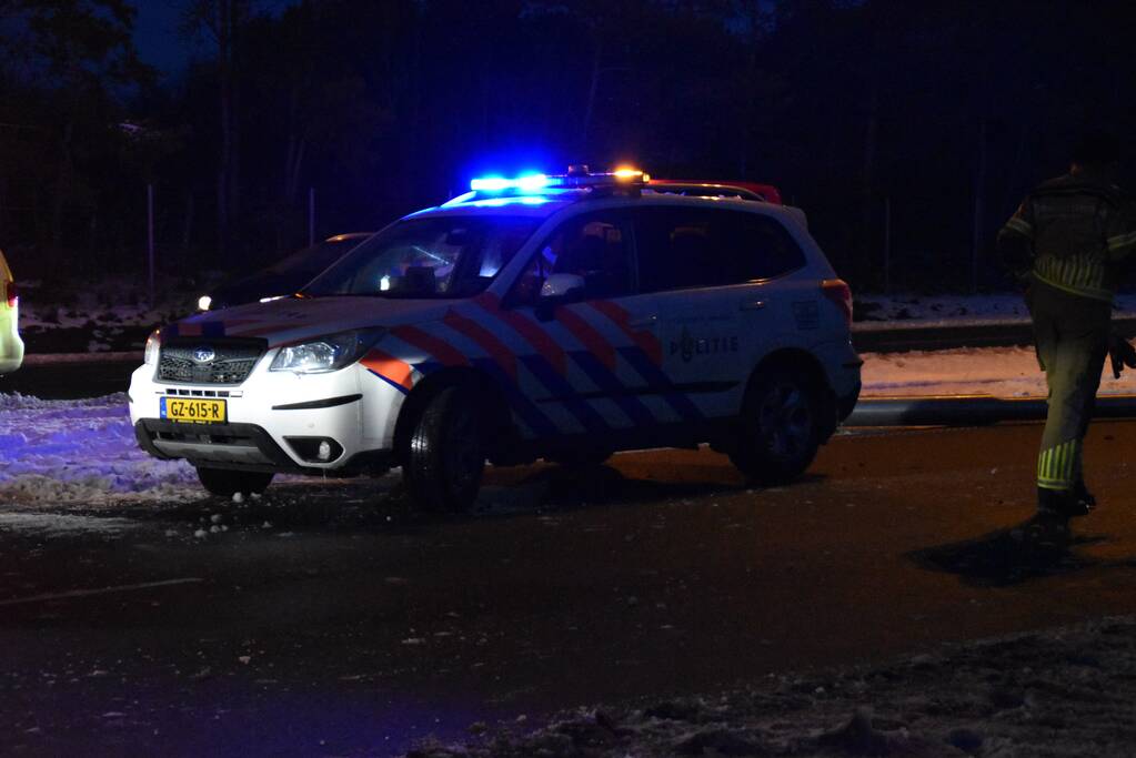 Auto schiet door het ijs na ongeval