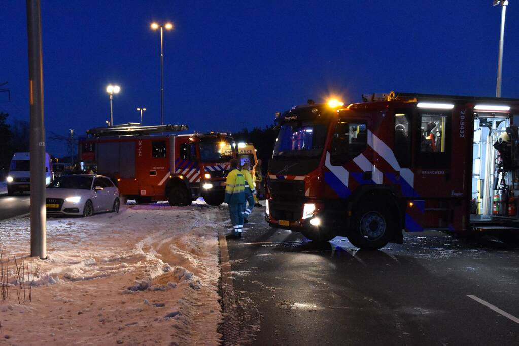 Auto schiet door het ijs na ongeval