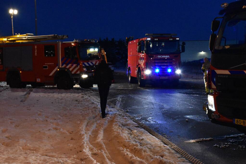 Auto schiet door het ijs na ongeval