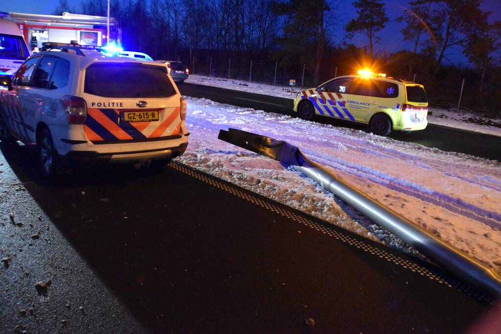 Auto schiet door het ijs na ongeval