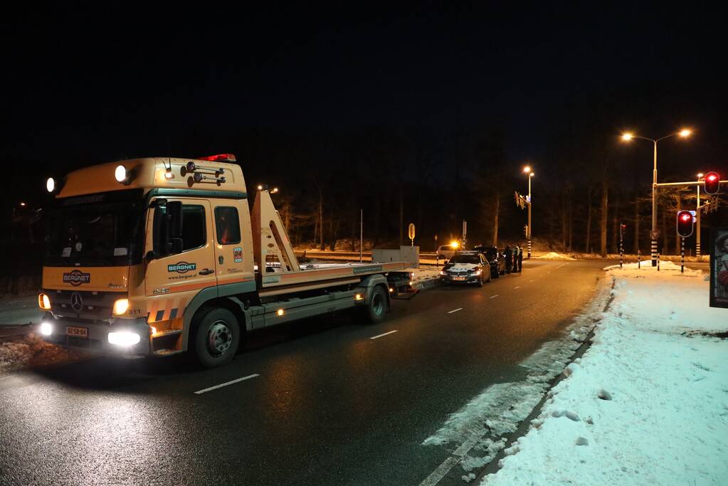 Kop-staart botsing tussen drie voertuigen