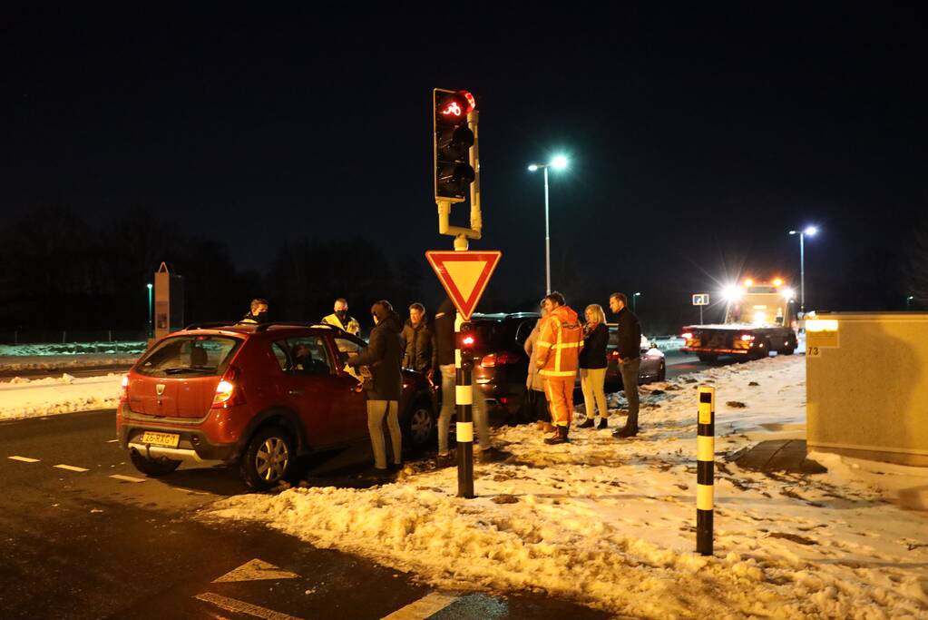 Kop-staart botsing tussen drie voertuigen