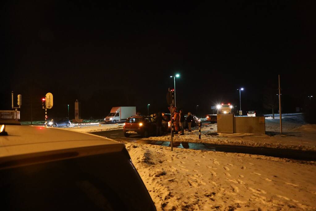 Kop-staart botsing tussen drie voertuigen