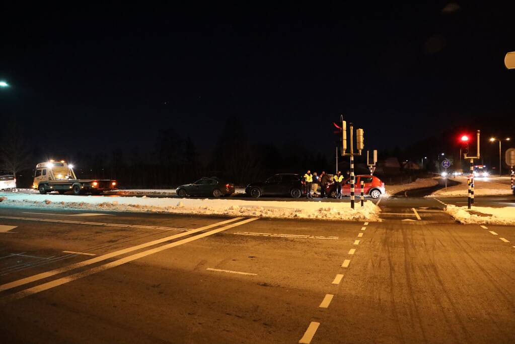 Kop-staart botsing tussen drie voertuigen