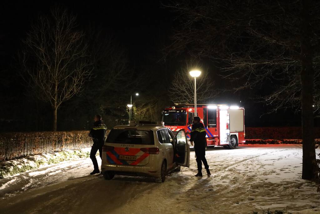 Brandweer blust brand in jeugdhok