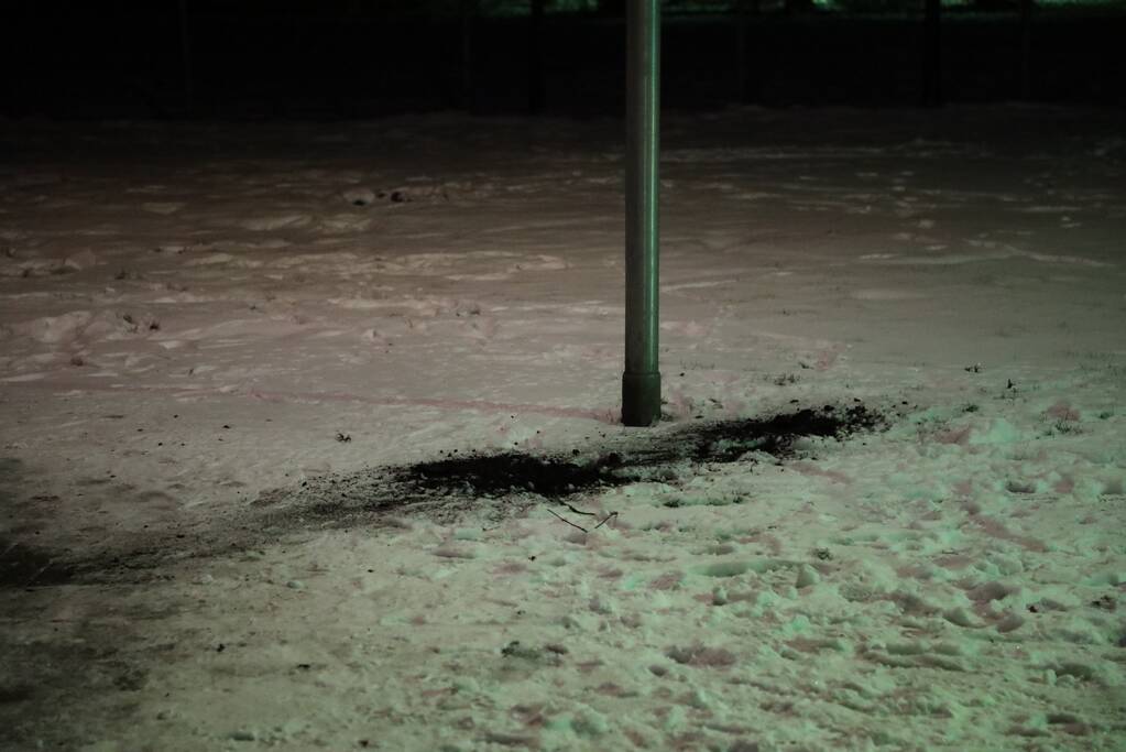 Brandweer blust brand in jeugdhok