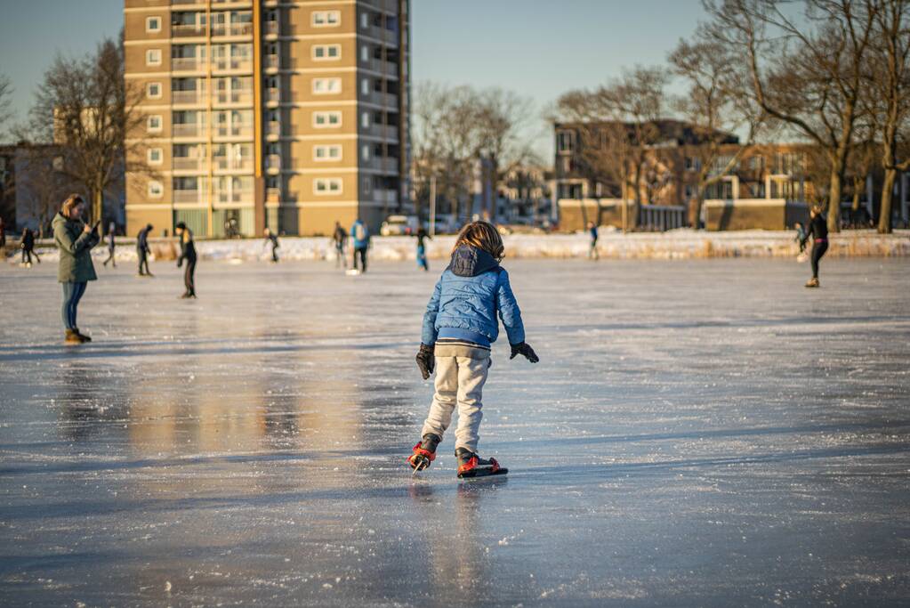 Drukte op het Burgemeester Reinaldapark door natuurijs