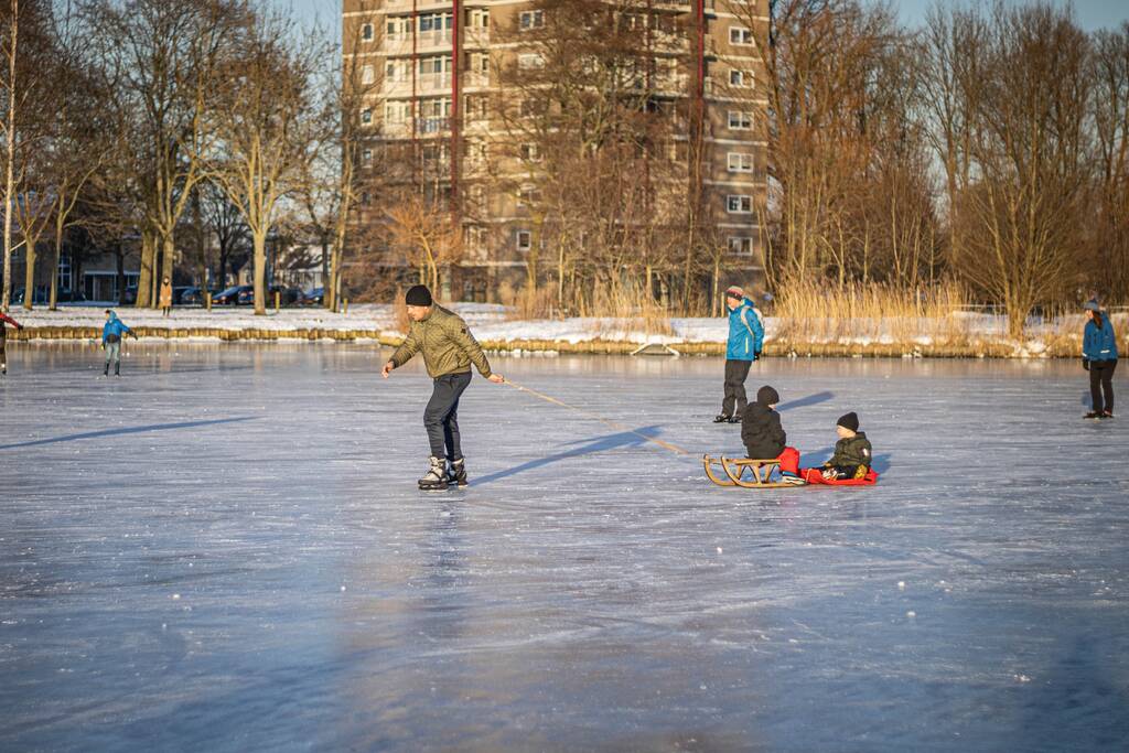 Drukte op het Burgemeester Reinaldapark door natuurijs
