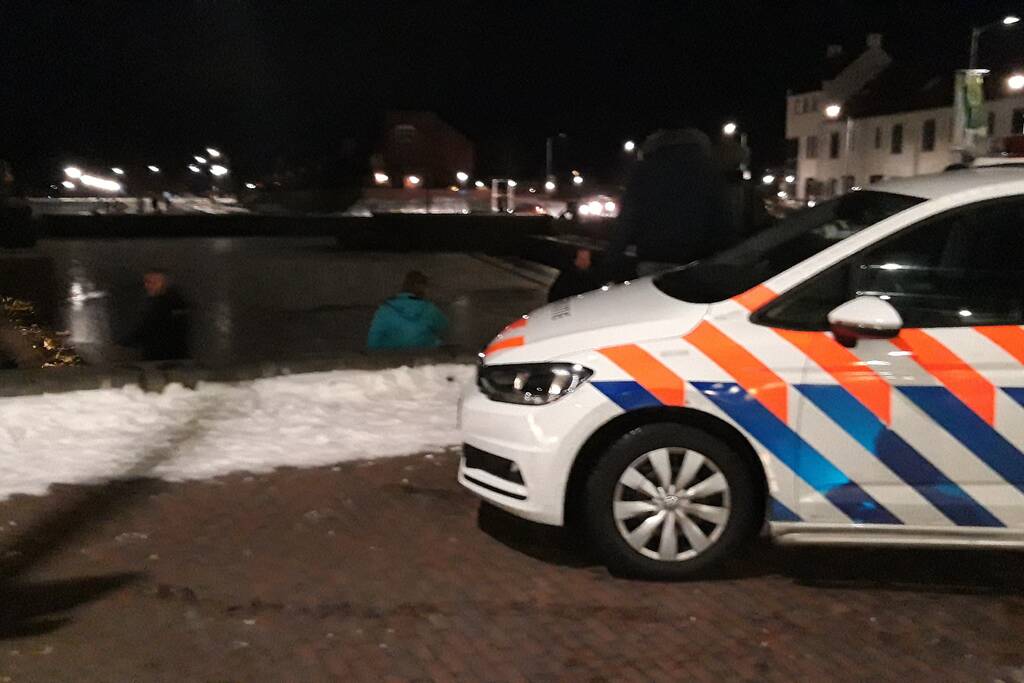 Persoon te water gered door omstanders