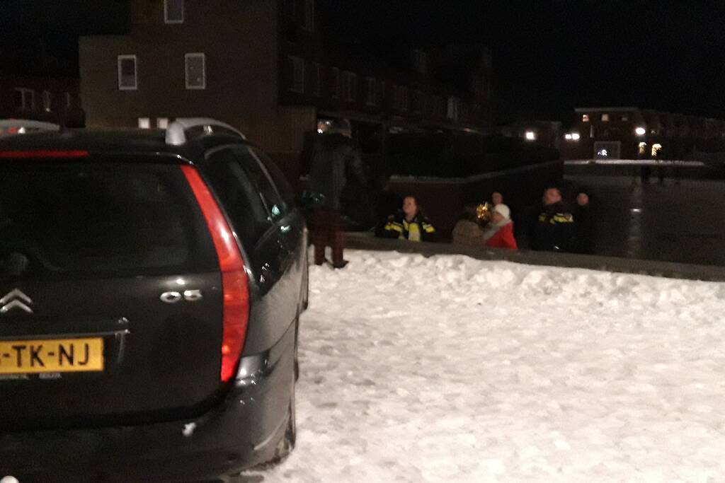 Persoon te water gered door omstanders