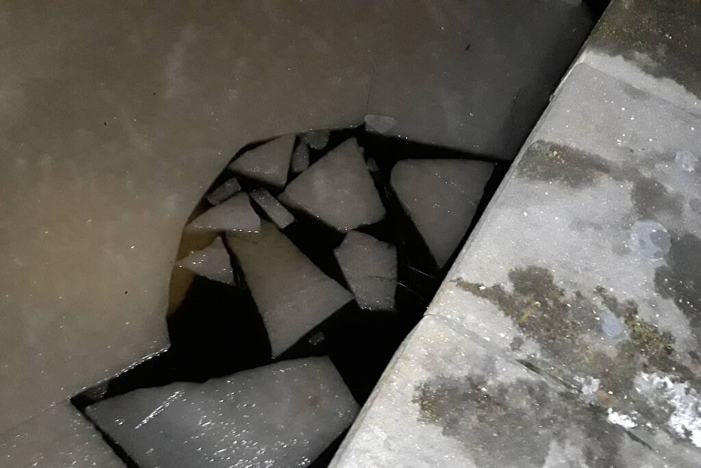 Persoon te water gered door omstanders