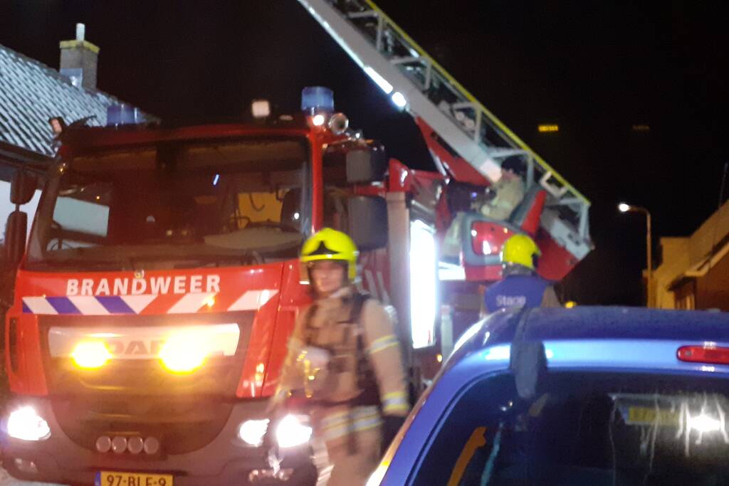 Brandweer blust brand in schoorsteen van woning