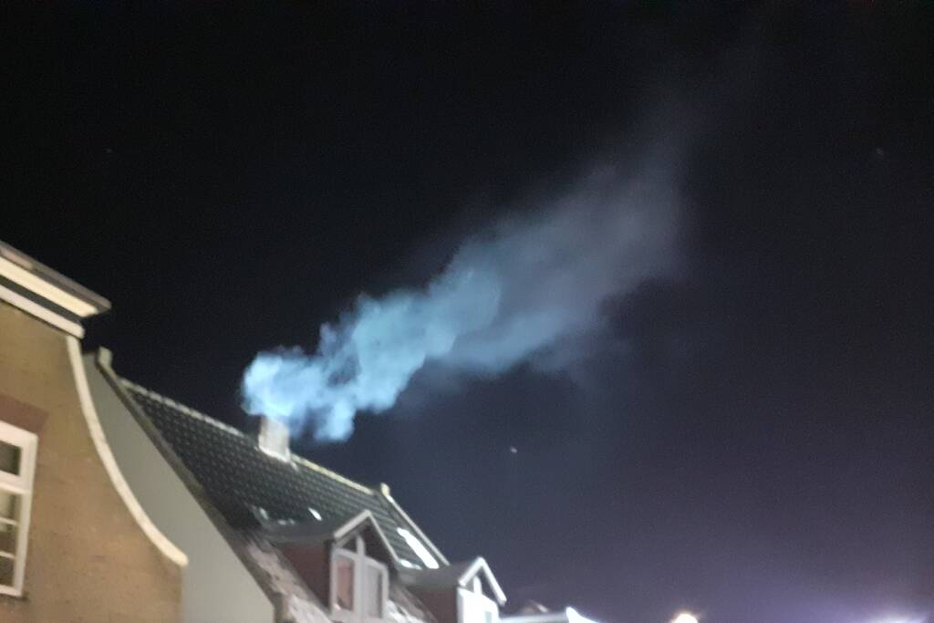 Brandweer blust brand in schoorsteen van woning