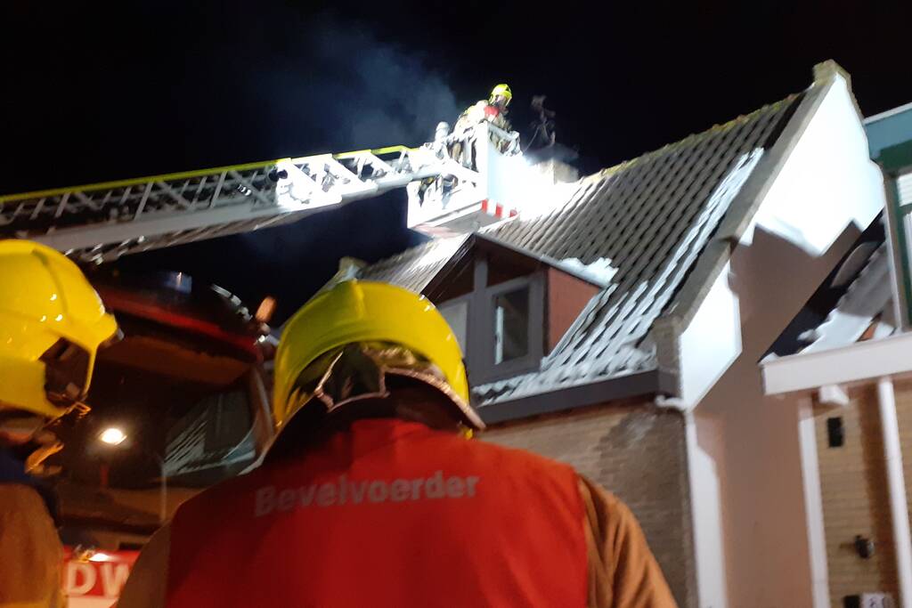 Brandweer blust brand in schoorsteen van woning