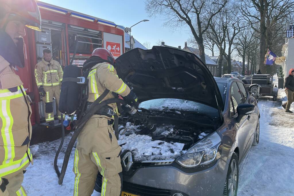 Auto brand met sneeuw geblust