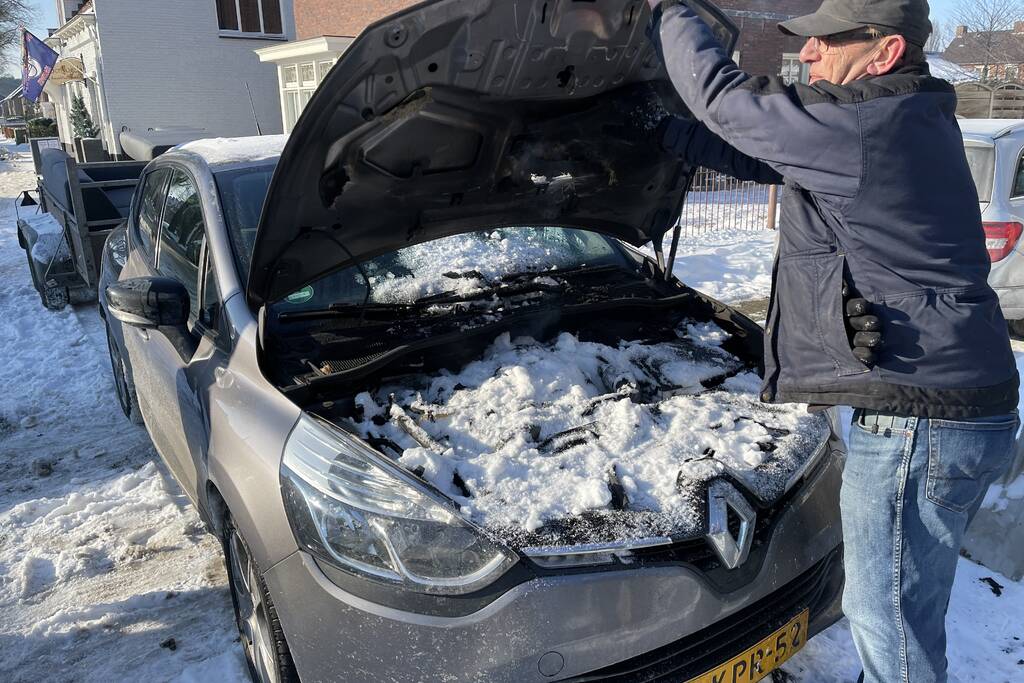 Auto brand met sneeuw geblust