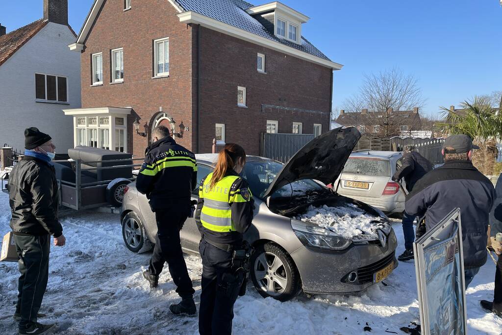Auto brand met sneeuw geblust
