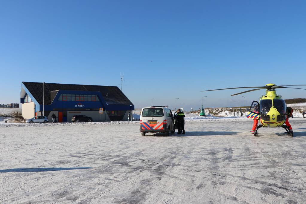 Traumahelikopter landt bij KNRM voor incident in woning