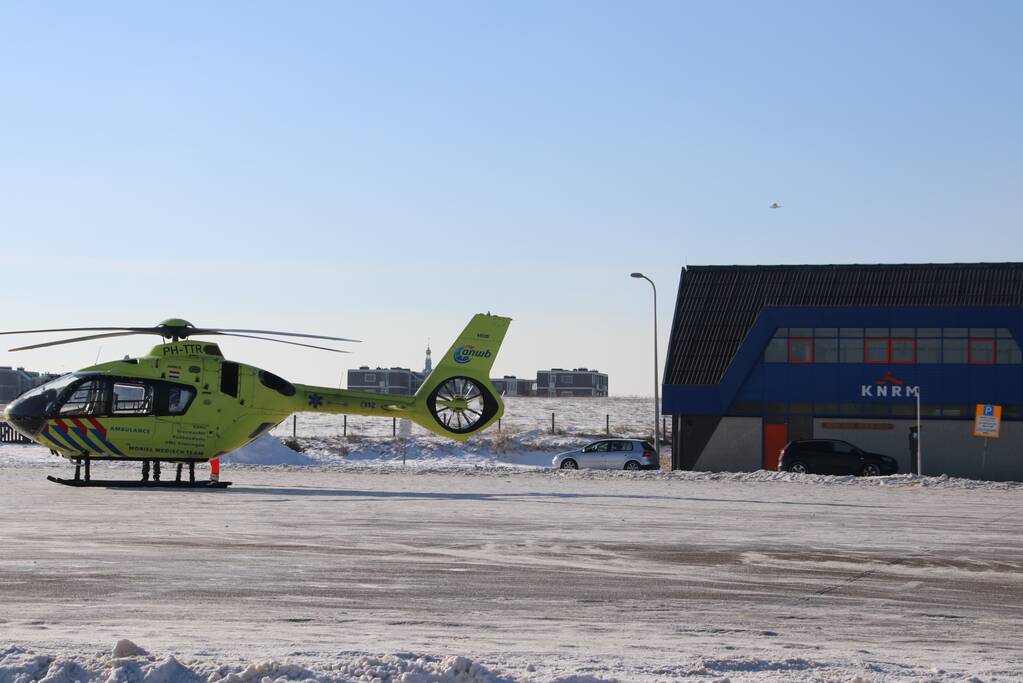 Traumahelikopter landt bij KNRM voor incident in woning