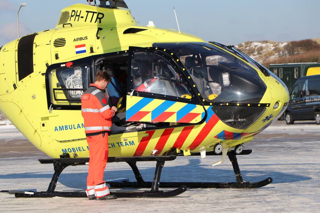 Traumahelikopter landt bij KNRM voor incident in woning