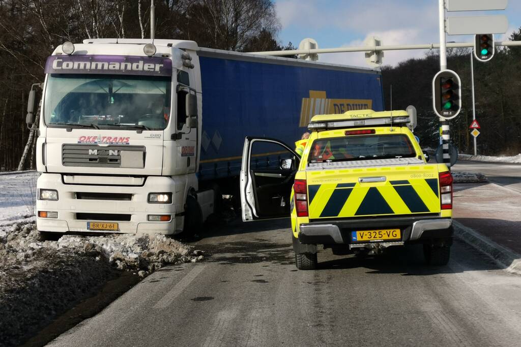 Vrachtwagen met oplegger vast in berm