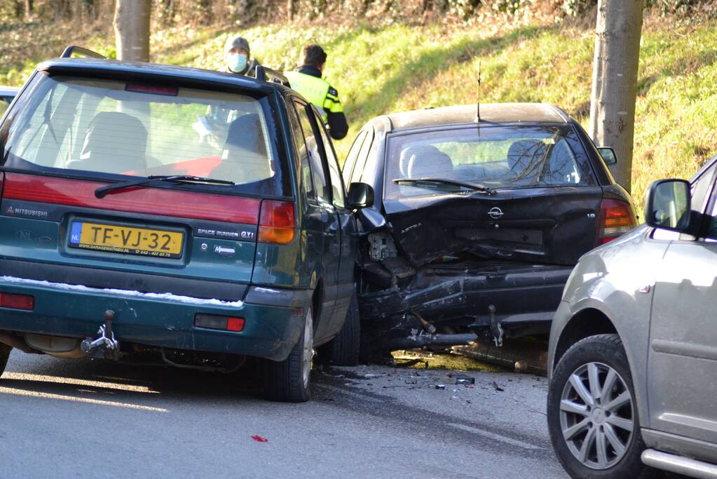 Automobilist verblind door zon en richt schade aan