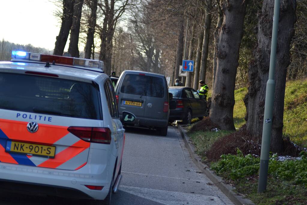Automobilist verblind door zon en richt schade aan