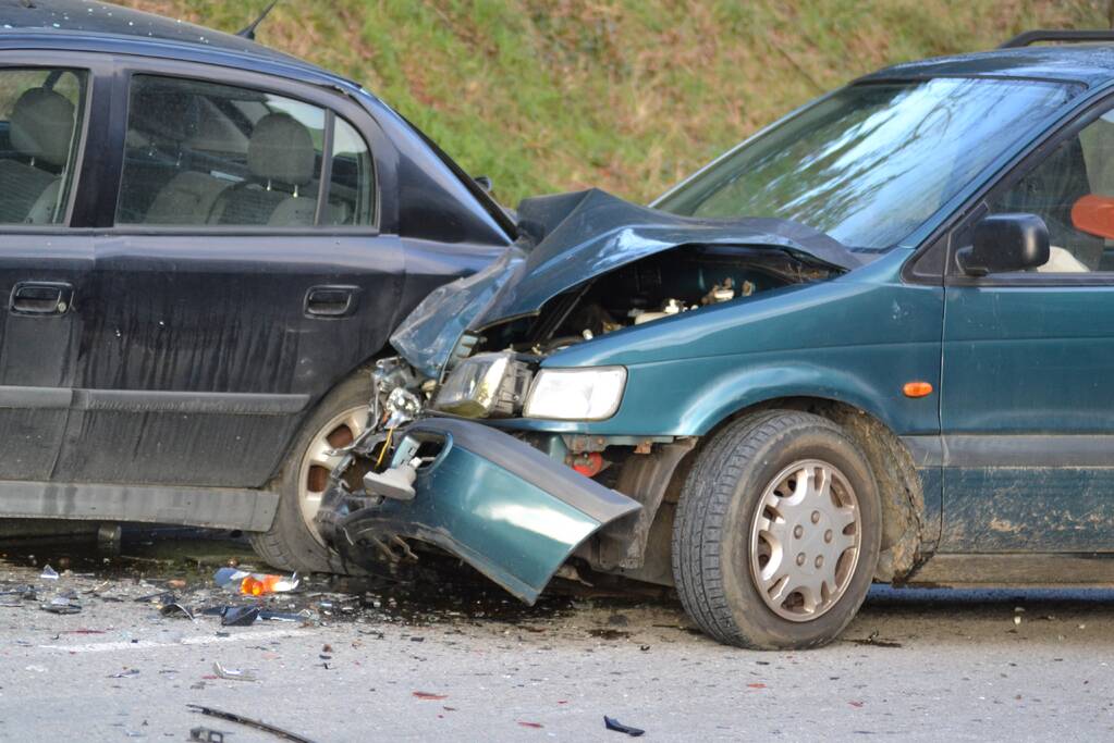 Automobilist verblind door zon en richt schade aan