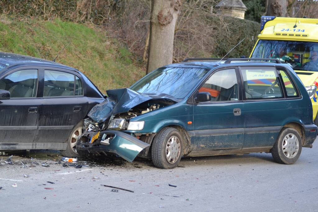 Automobilist verblind door zon en richt schade aan