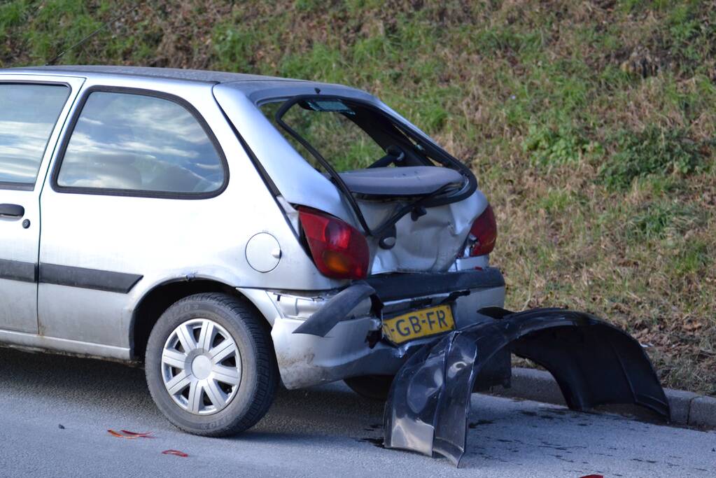 Automobilist verblind door zon en richt schade aan