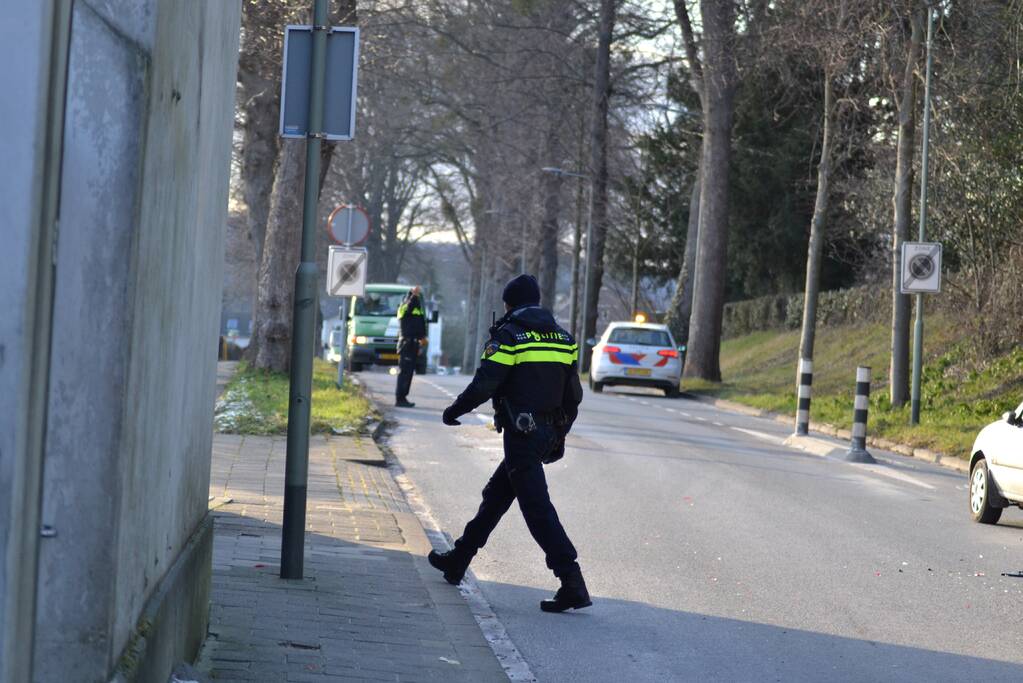 Automobilist verblind door zon en richt schade aan