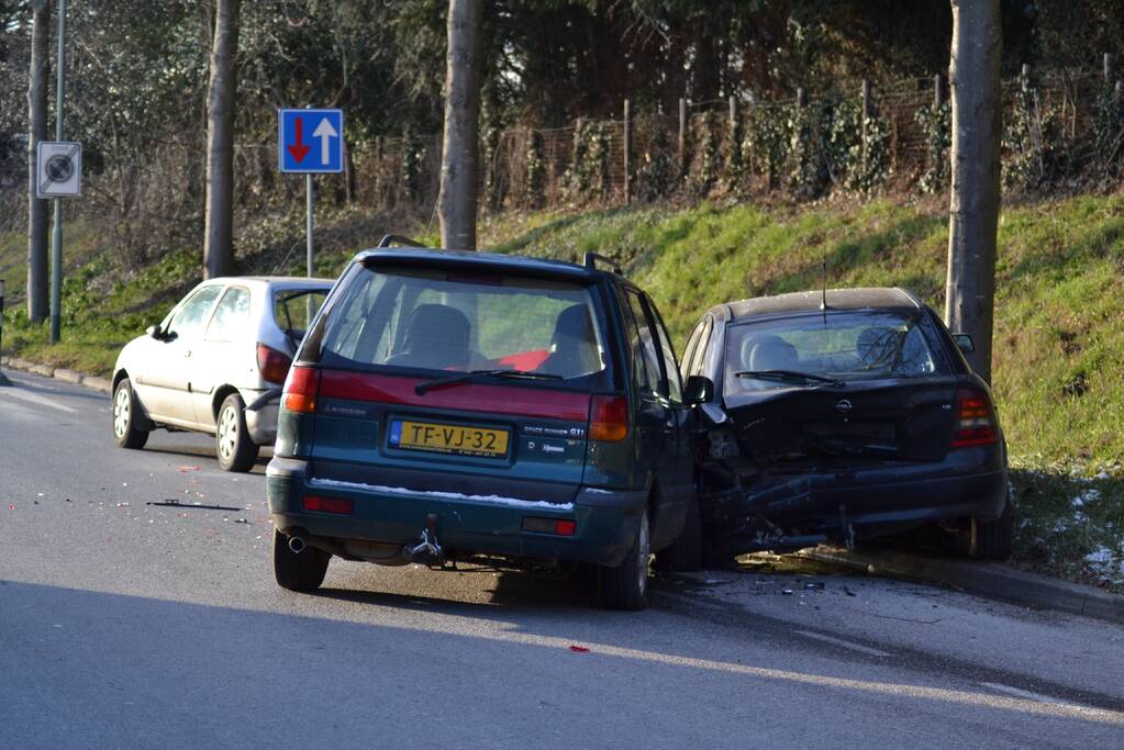 Automobilist verblind door zon en richt schade aan