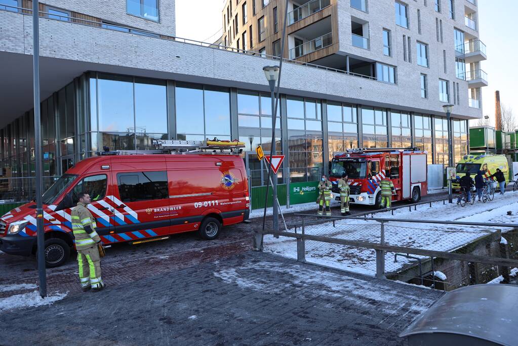 Wandelaar zakt door ijs op Eem