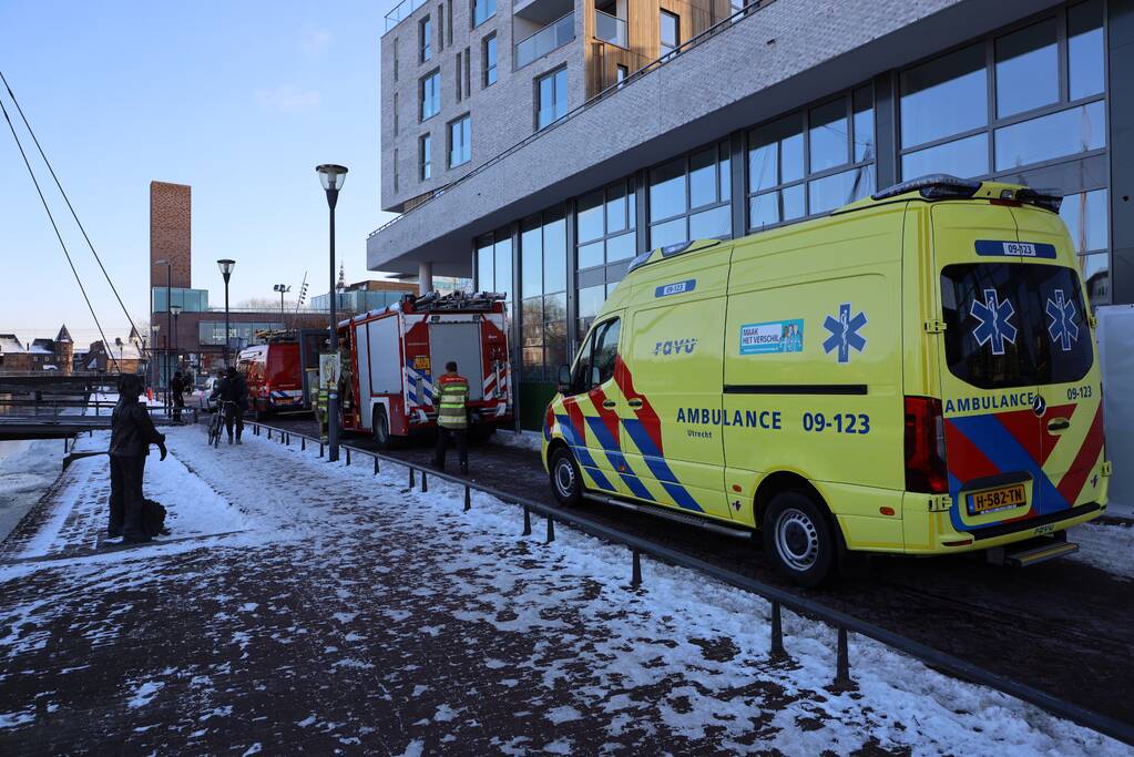 Wandelaar zakt door ijs op Eem