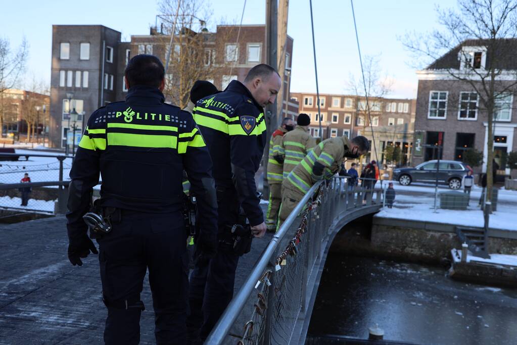 Wandelaar zakt door ijs op Eem