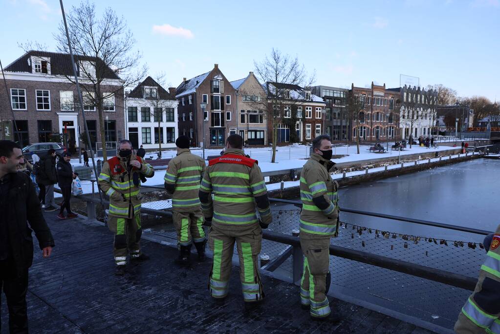 Wandelaar zakt door ijs op Eem