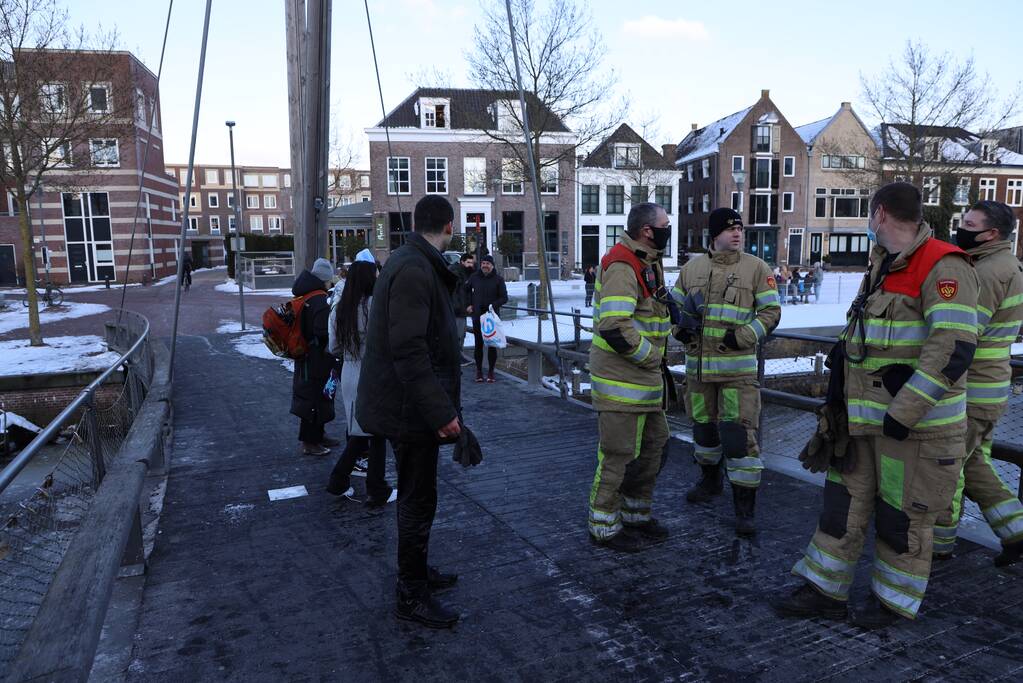 Wandelaar zakt door ijs op Eem