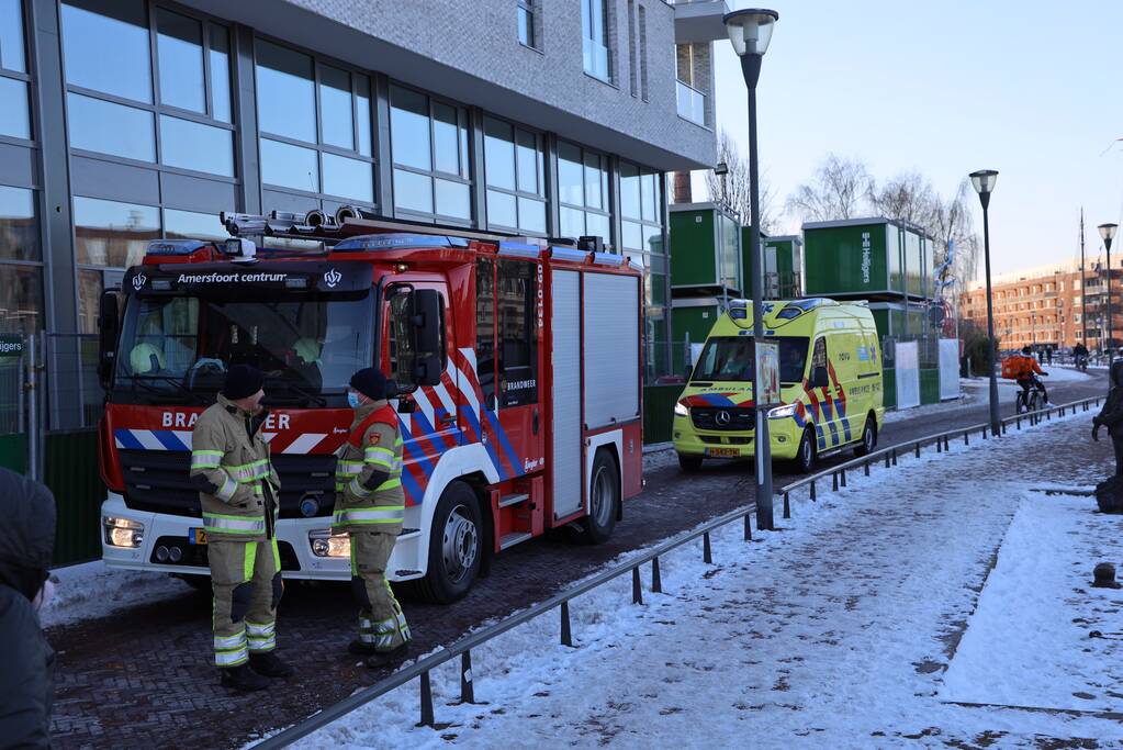 Wandelaar zakt door ijs op Eem