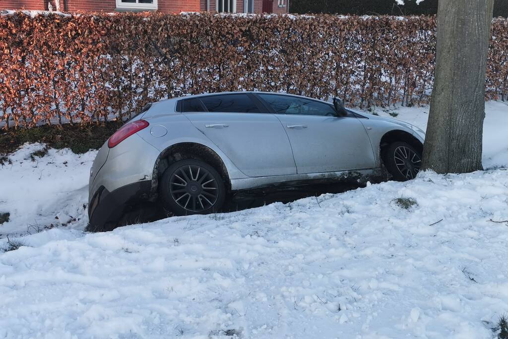 Auto glijdt en belandt in sloot