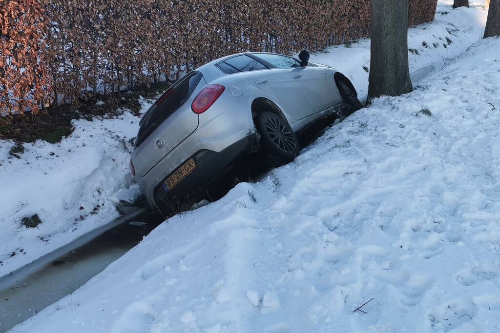 Auto glijdt en belandt in sloot