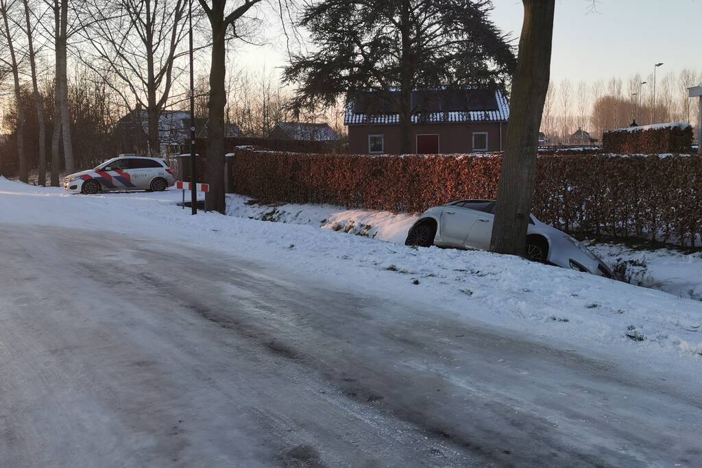 Auto glijdt en belandt in sloot