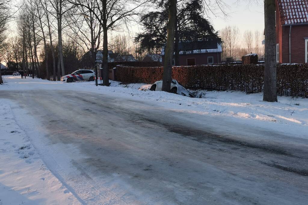 Auto glijdt en belandt in sloot