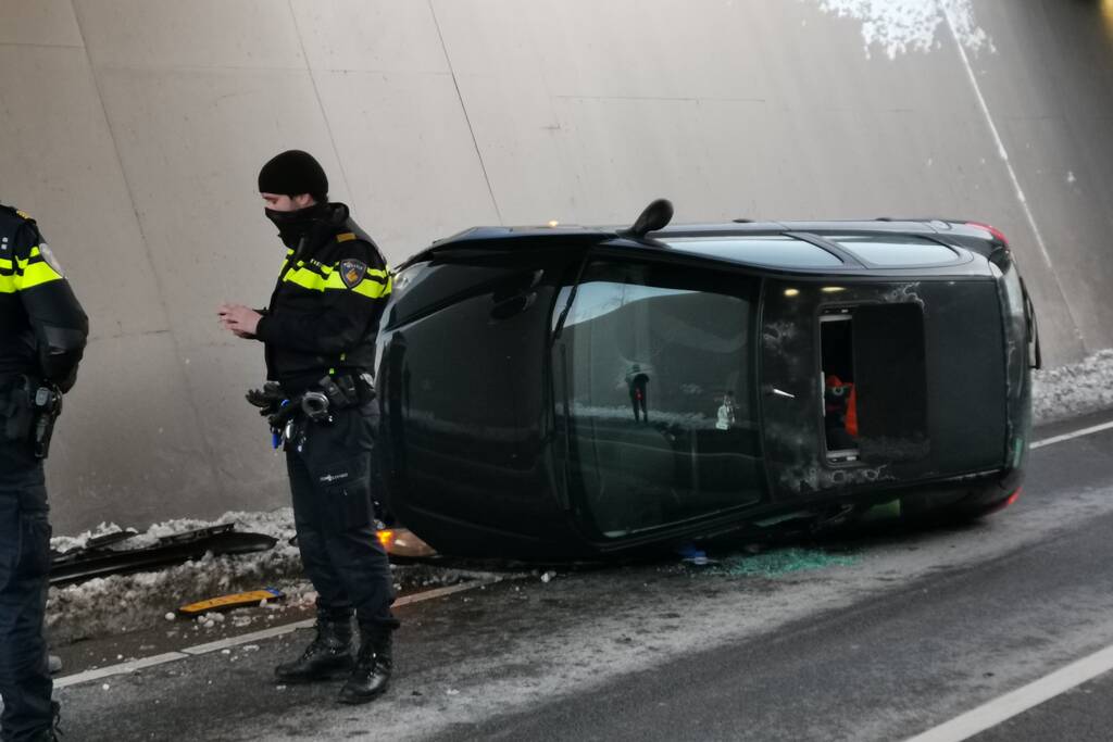Auto belandt op zijn kant in tunnel